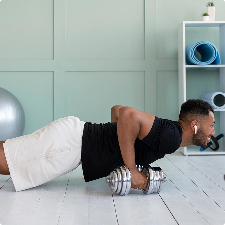 Homem fazendo flexão com halteres